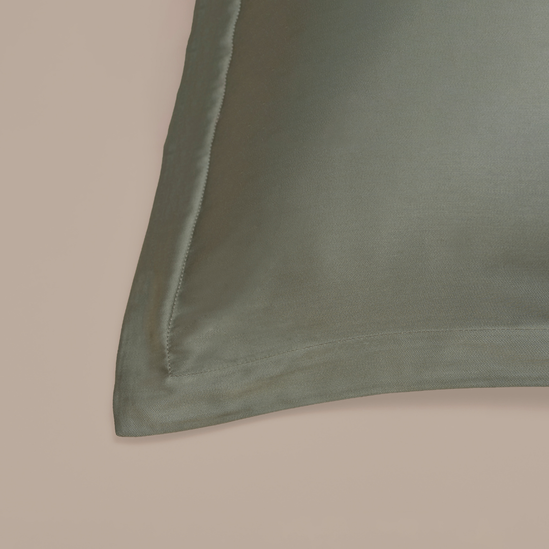 Coco & Cici - Bamboe kussensloop 80 x 80 cm - kussenhoes - olijfgroen - 100% ecologisch bamboe - volant 2 cm - 1 stuk