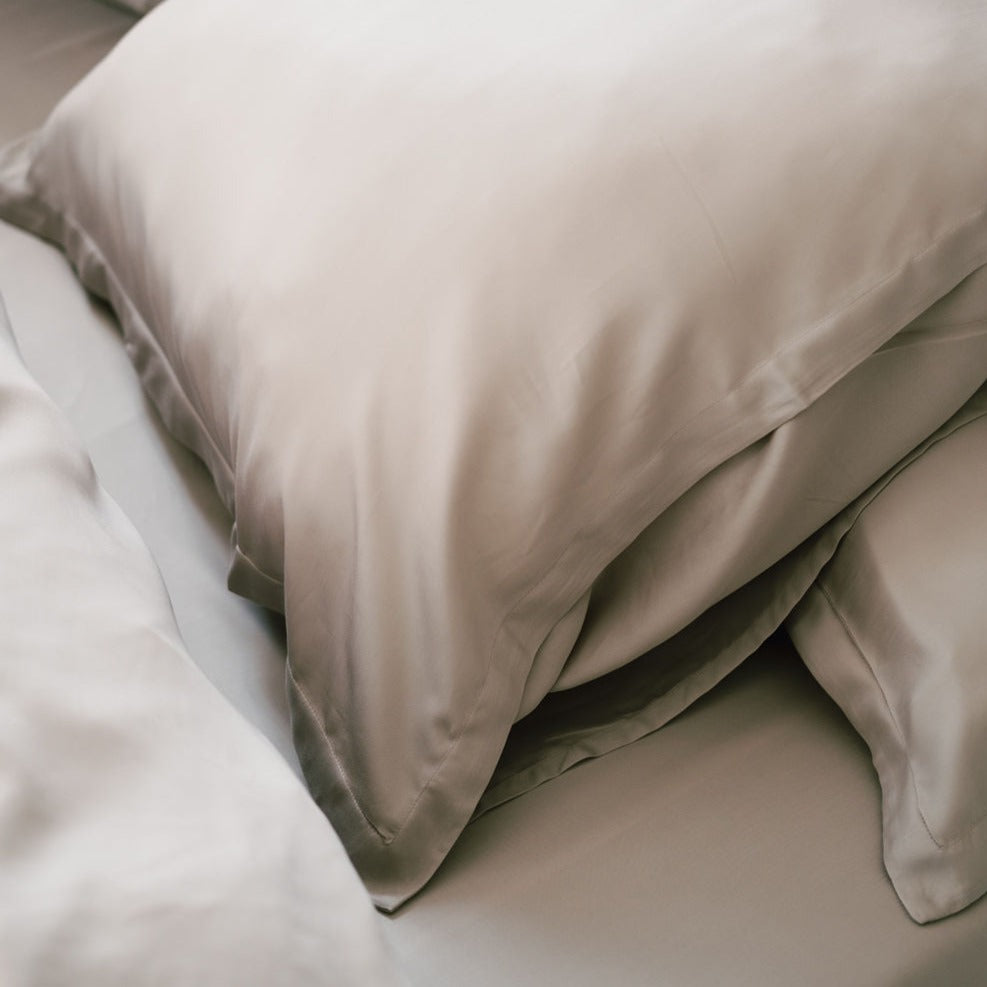 Coco & Cici - Tencel-satijn Kussensloop 70 x 60 cm - Kussenhoes - Lyocell - Extra Zacht en 100% Natuurlijk - Taupe - Zonder Volant