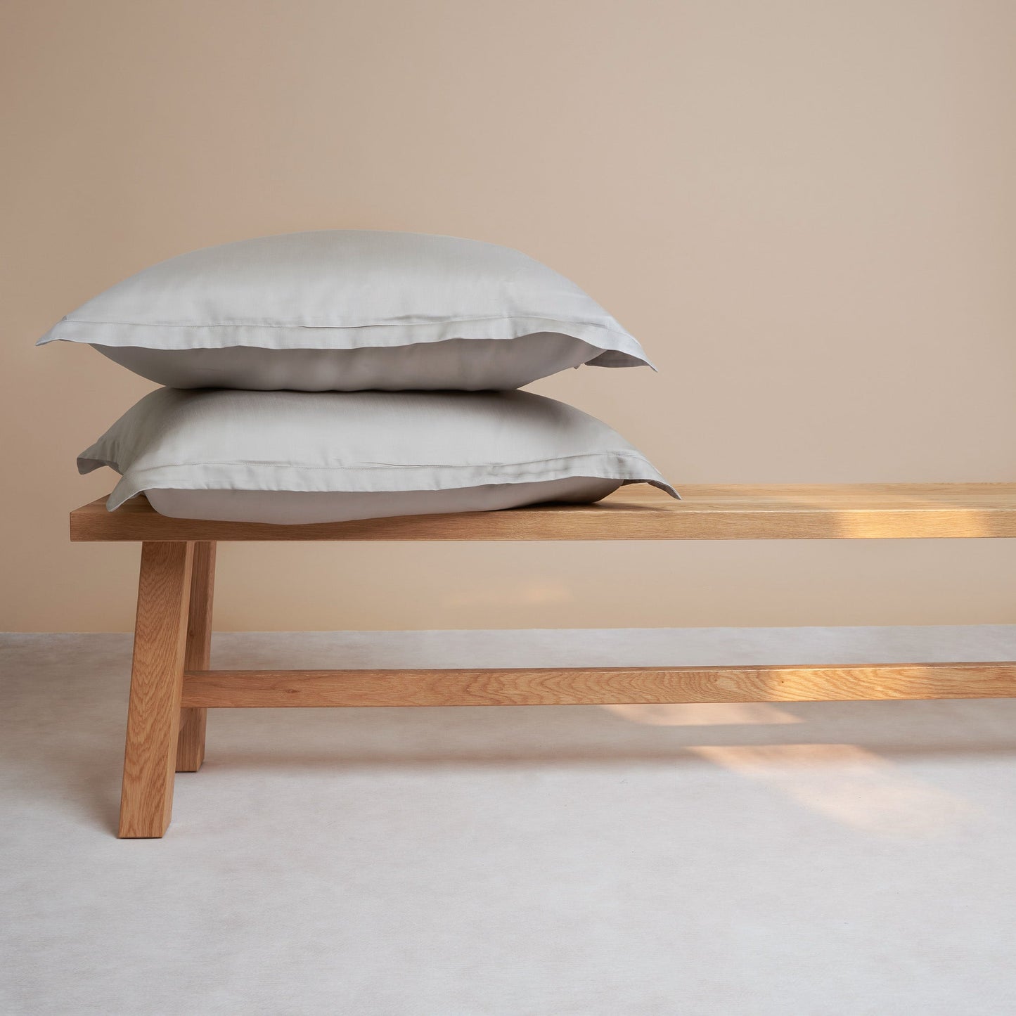 Coco & Cici - TENCEL - Satijn kussensloop Taupe - 1 kussensloop 65x65