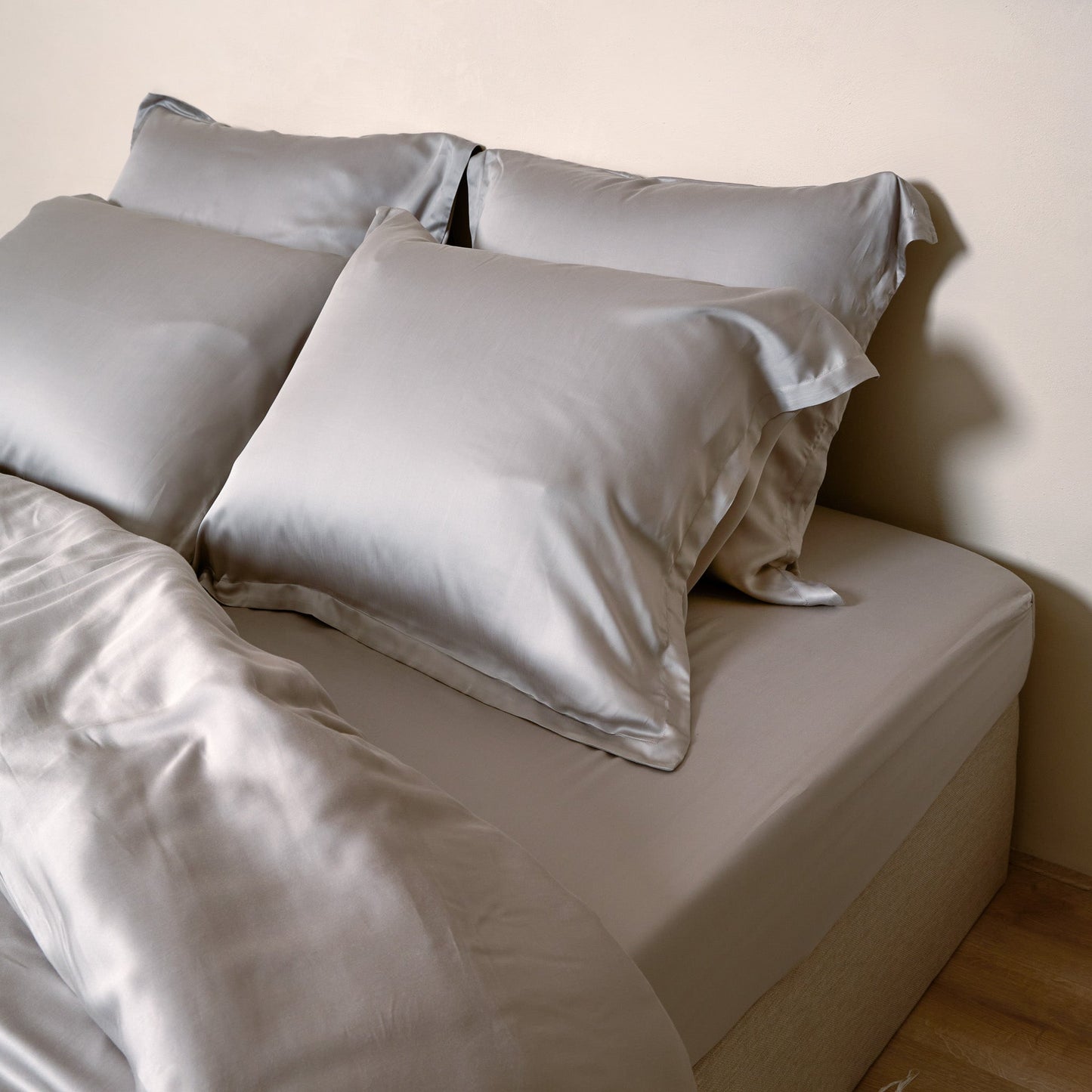 Coco & Cici - Tencel-satijn hoeslaken 140 x 200 cm - 2-persoons beddengoed - Lyocell - elastiek rondom - taupe - extra zacht