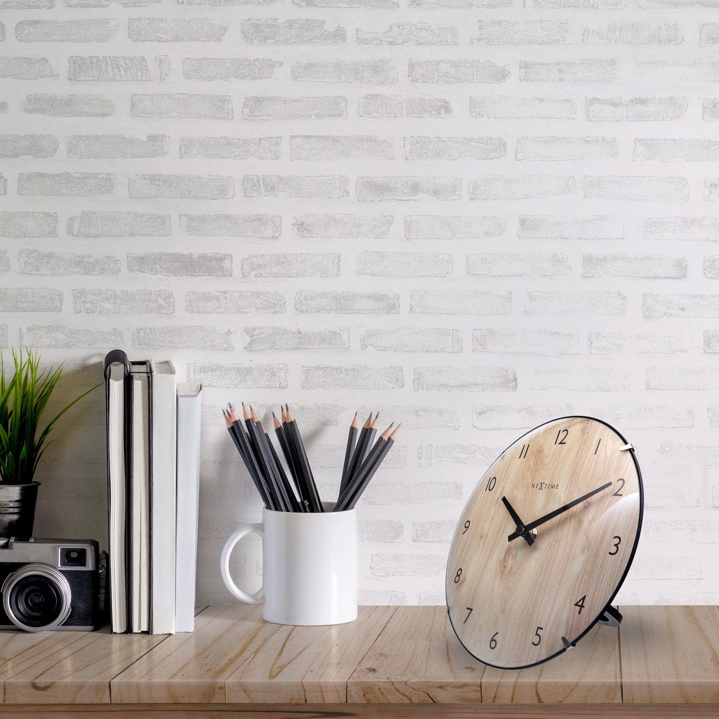 Tafel-/Wandklok 20 cm - Bolvormige glaslens - Stil - Lichte houtkleur - Glas - "Edge Wood Mini"