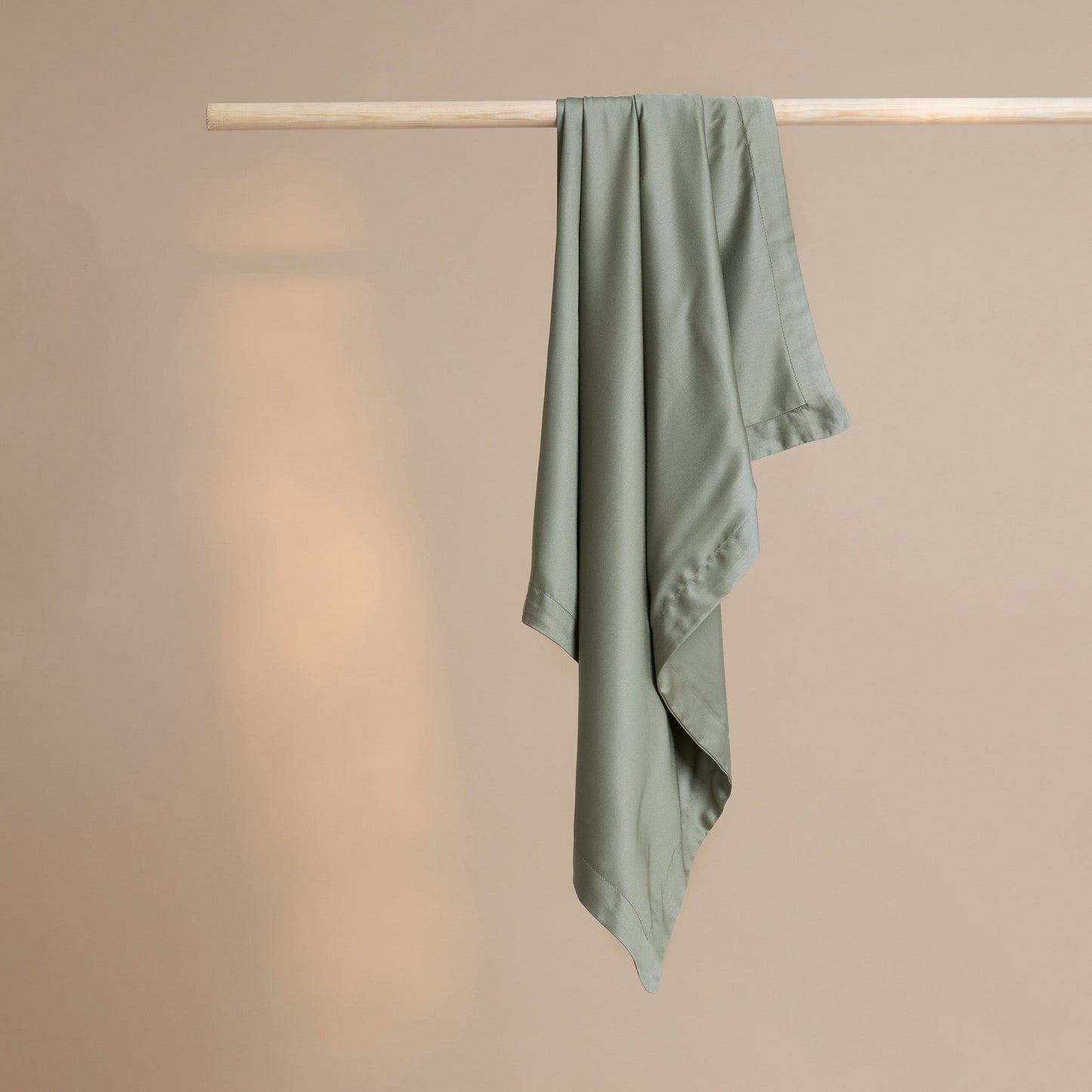 Coco & Cici - Bamboe kussensloop 80 x 80 cm - kussenhoes - olijfgroen - 100% ecologisch bamboe - volant 2 cm - 1 stuk