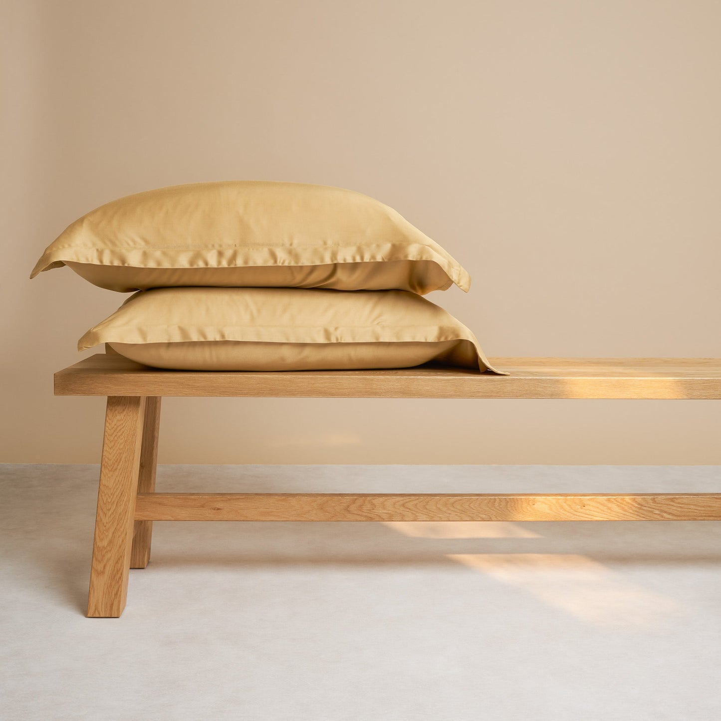 Coco & Cici - Bamboe Kussensloop 80 x 80 cm - Kussenhoes - Okergeel - 100% eco-bamboe - Volant 2 cm - 1 stuk