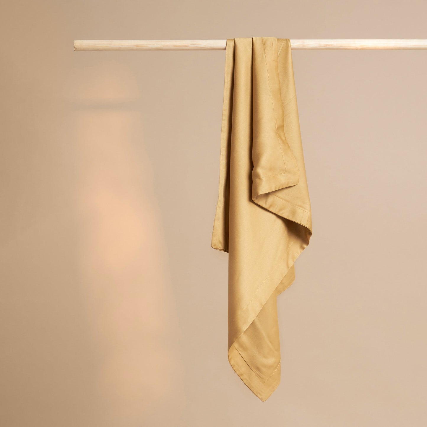 Coco & Cici - Bamboe Kussensloop 80 x 80 cm - Kussenhoes - Okergeel - 100% eco-bamboe - Volant 2 cm - 1 stuk
