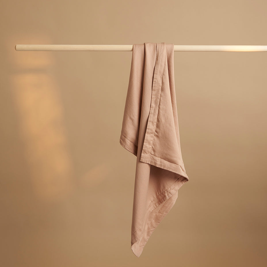 Coco & Cici - Tencel Twill Kussensloop 70 x 60 cm - Kussenhoes - Perzik - Lyocell - Extra Zacht - 3 cm Volant